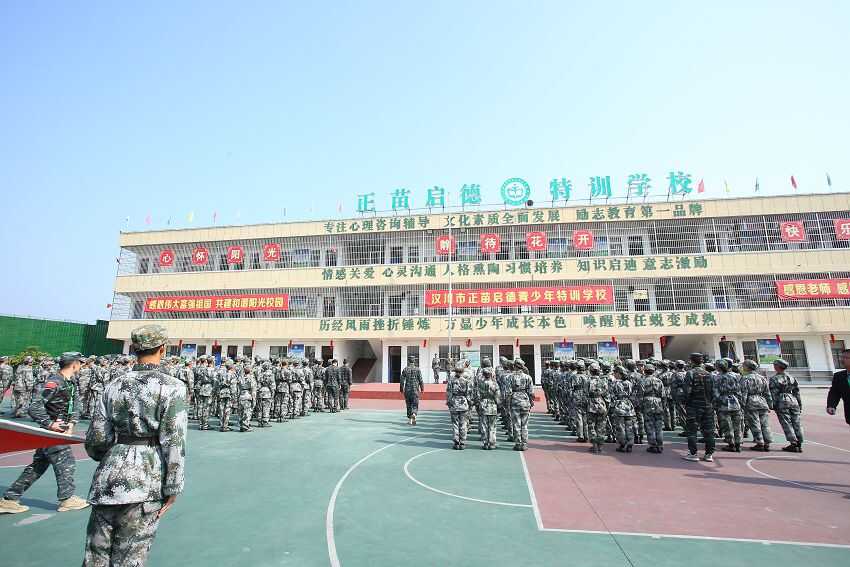 小孩不好好上学怎么办？良好的亲子关系是改善孩子厌学的关键(图1)